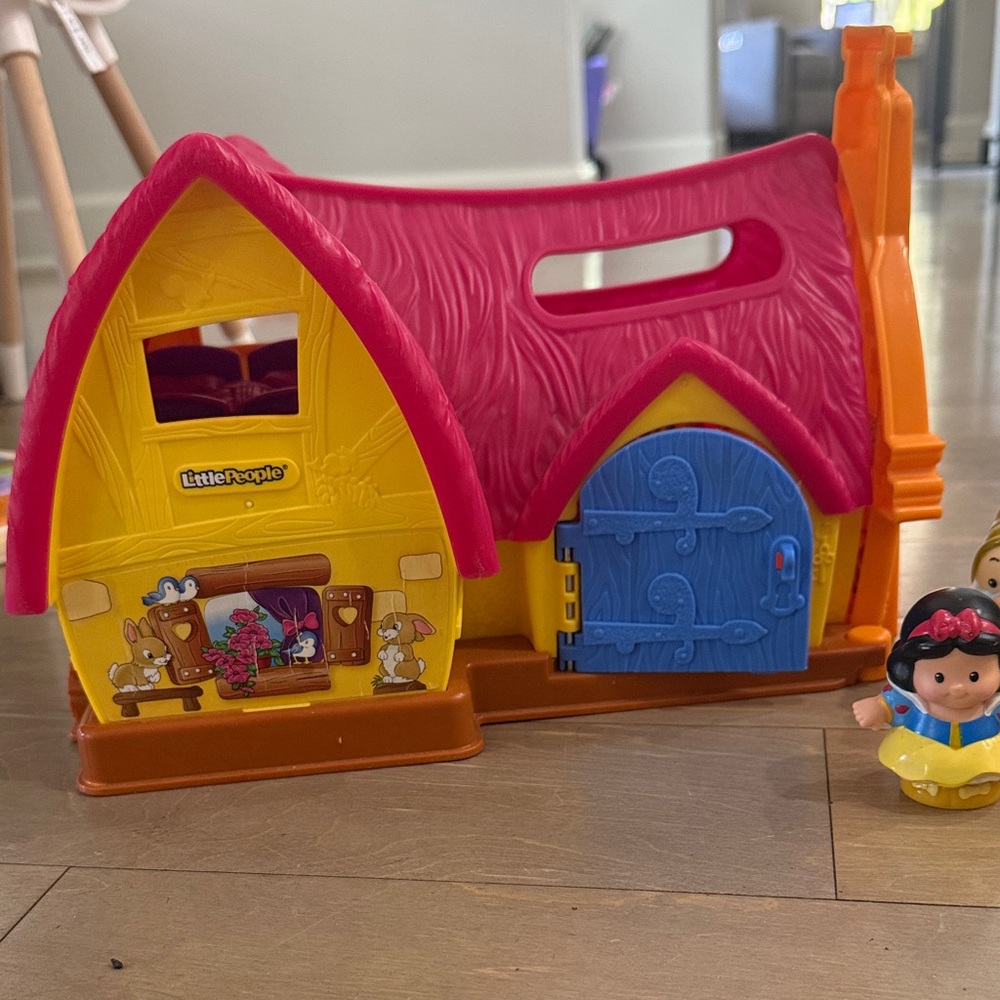 Fisher-Price Little People Snow White Cottage Playset with Figures - Picture 3 of 3